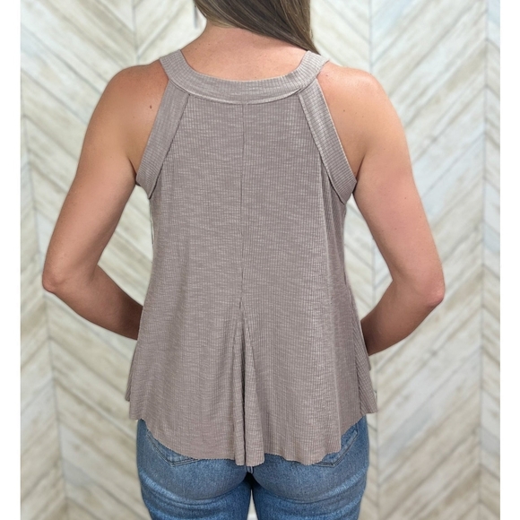 Basic Raw Hem Tank Top - Picture 2 of 3